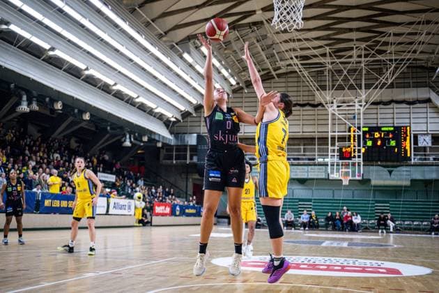 Basketball Berlin 07.12.2024 Saison 2024 2025 Toyota DBBL 1. Bundesliga Frauen, Damen Alba Berlin - Saarlouis Royals Taya Corosdale (Saarlouis, No.00)