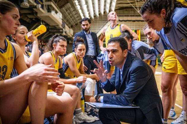 Basketball Berlin 07.12.2024 Saison 2024 2025 Toyota DBBL 1. Bundesliga Frauen, Damen Alba Berlin - Saarlouis Royals Cristo Cabrera (Alba, Trainer)