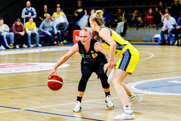 Jessika Schiffer (Saarlouis Royals, 55)MIT DEM BALL, Lucy Reuß (Alba Berlin Damen, 05) verteidigt,Alba Berlin Damen vs Saarlouis Royals, 1. Bundesliga, Saison24 25, 2024_12_07 Berlin Berlin Deutschland Copyright: xFootbowl ThomasxSobotzkix