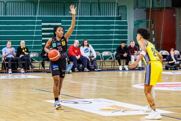 Martha Burse (Saarlouis Royals, 25)zeigt den Spielzug an, Deeshyra Thomas (Alba Berlin Damen, 21) lauertAlba Be,rlin Damen vs Saarlouis Royals, 1. Bundesliga, Saison24 25, 2024_12_07 Berlin Berlin Deutschland Copyright: xFootbowl ThomasxSobotzkix