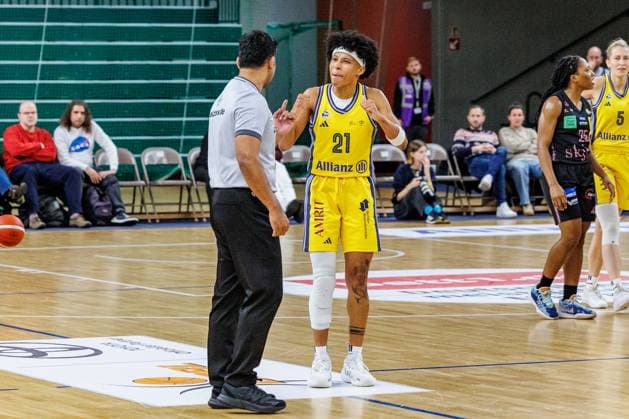 Deeshyra Thomas (Alba Berlin Damen, 21) im Gespräch mit dem Schiedsrichter, Alba Berlin Damen vs Saarlouis Royals, 1. Bundesliga, Saison24 25, 2024_12_07 Berlin Berlin Deutschland Copyright: xFootbowl ThomasxSobotzkix
