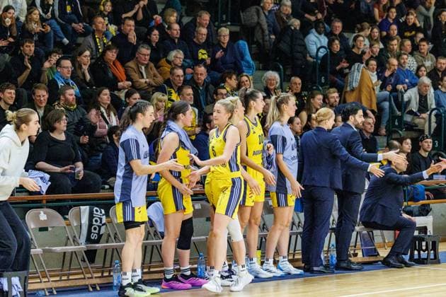 Lucy Reuß (Alba Berlin Damen, 05) klatsch die Alba-Bank ab,Alba Berlin Damen vs Saarlouis Royals, 1. Bundesliga, Saison24 25, 2024_12_07 Berlin Berlin Deutschland Copyright: xFootbowl ThomasxSobotzkix