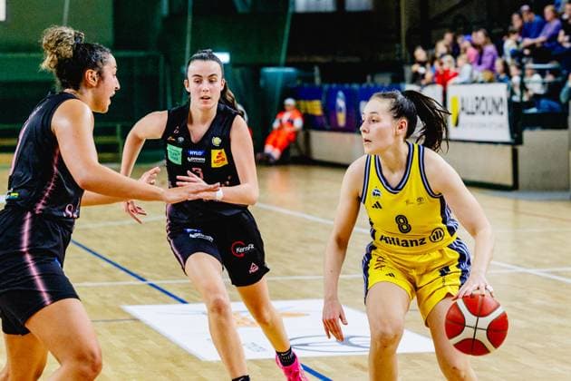 Henriette Höfermann (Alba Berlin Damen, 08)mit dem Ball,Alba Berlin Damen vs Saarlouis Royals, 1. Bundesliga, Saison24 25, 2024_12_07 Berlin Berlin Deutschland Copyright: xFootbowl ThomasxSobotzkix