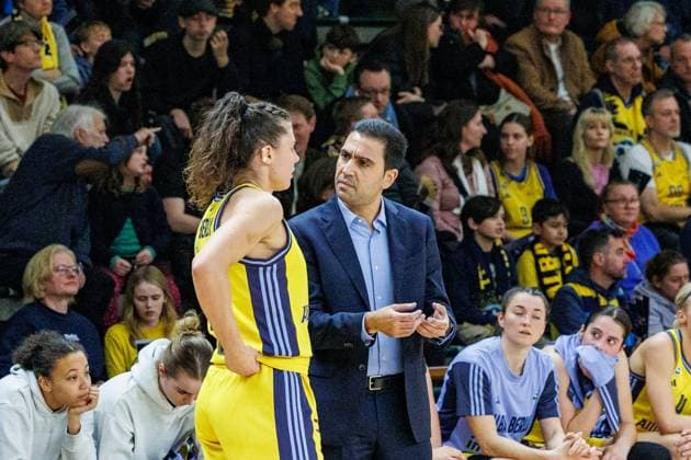 Theresa Simon (Alba Berlin Damen, 03) im Gespräch mit dem TrainerCristo Cabrera, Alba Berlin Damen vs Saarlouis Royals, 1. Bundesliga, Saison24 25, 2024_12_07 Berlin Berlin Deutschland Copyright: xFootbowl ThomasxSobotzkix
