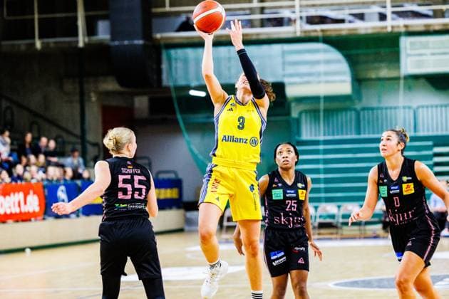 Theresa Simon (Alba Berlin Damen, 03)mit dem Ball mit dem Sprung zum KorbAlba Berlin Damen vs Saarlouis Royals, 1. Bundesliga, Saison24 25, 2024_12_07 Berlin Berlin Deutschland Copyright: xFootbowl ThomasxSobotzkix