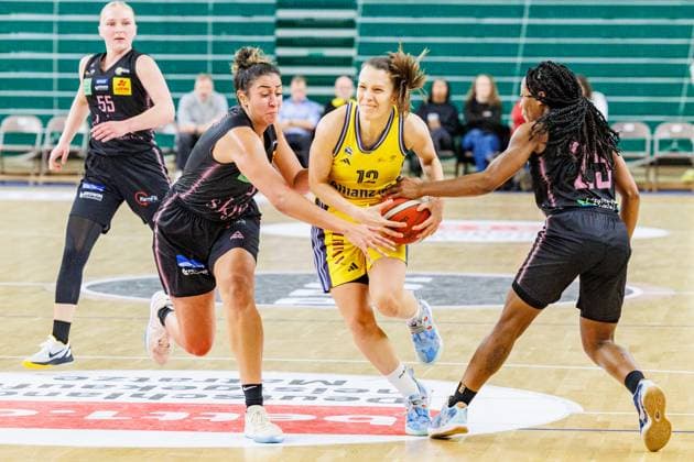 Lena Gohlisch (Alba Berlin Damen, 12) mit dem Ball in Bedrägnis,Alba Berlin Damen vs Saarlouis Royals, 1. Bundesliga, Saison24 25, 2024_12_07 Berlin Berlin Deutschland Copyright: xFootbowl ThomasxSobotzkix