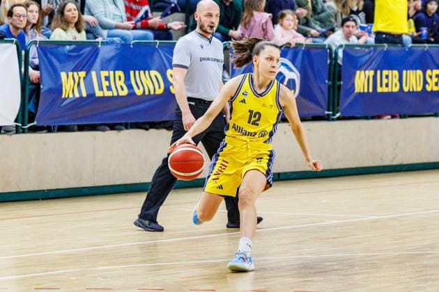 Lena Gohlisch (Alba Berlin Damen, 12) mit dem Ball, Alba Berlin Damen vs Saarlouis Royals, 1. Bundesliga, Saison24 25, 2024_12_07 Berlin Berlin Deutschland Copyright: xFootbowl ThomasxSobotzkix