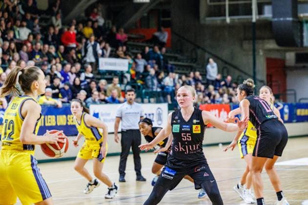 Jessika Schiffer (Saarlouis Royals, 55) verteidigt,Alba Berlin Damen vs Saarlouis Royals, 1. Bundesliga, Saison24 25, 2024_12_07 Berlin Berlin Deutschland Copyright: xFootbowl ThomasxSobotzkix