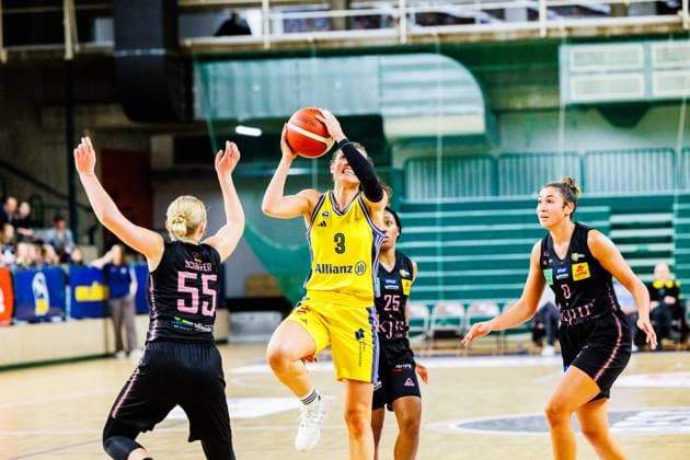 Theresa Simon (Alba Berlin Damen, 03)mit dem Ball mit dem Sprung zum Korb, Alba Berlin Damen vs Saarlouis Royals, 1. Bundesliga, Saison24 25, 2024_12_07 Berlin Berlin Deutschland Copyright: xFootbowl ThomasxSobotzkix