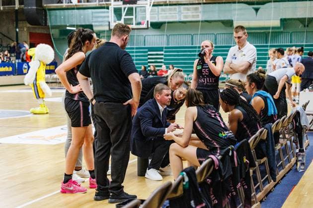 Headcoach MATISS ROZLAPA ( Saarlouis Royals) mit seinem Team,Alba Berlin Damen vs Saarlouis Royals, 1. Bundesliga, Saison24 25, 2024_12_07 Berlin Berlin Deutschland Copyright: xFootbowl ThomasxSobotzkix