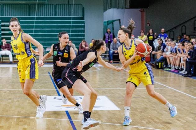 Lena Gohlisch (Alba Berlin Damen, 12)mit dem Ball, Alba Berlin Damen vs Saarlouis Royals, 1. Bundesliga, Saison24 25, 2024_12_07 Berlin Berlin Deutschland Copyright: xFootbowl ThomasxSobotzkix
