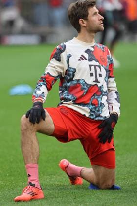 25 Thomas Müller (FCB) Gestik, gestikuliert, Portraet, Portrait, Aufwaermen, Aufwaermtrikot Fussball 1. BL FC Bayern München - 1. FC Heidenheim 1846 07.12.2024 Allianz Arena FOTO: Mladen Lackovic LakoPress