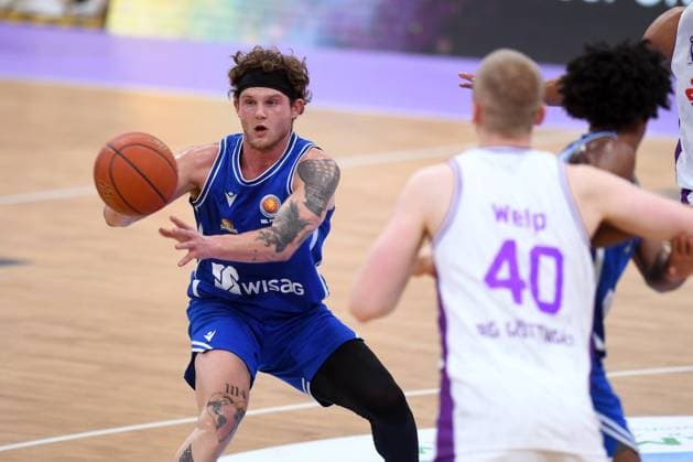 Booker Coplin (Skyliners Frankfurt, 6) (am Ball), Collin Welp (BG Goettingen 40) , GER, BG Goettingen - Skyliners Frankfurt, Basketball, BBL-Pokal, Viertelfinale, Saison 2024-2025, 07.12.2024. GER, BG Goettingen - Skyliners Frankfurt, Basketball, BBL-Pokal, Viertelfinale, Saison 2024-2025, 07.12.2024 Goettingen Copyright: xEibner-Pressefotox xRolandxSippex EP_RSL