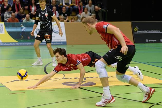 David Dornauf (TV Rottenburg, 05) hechtet nach einem Ball, rechts Timon Schippmann (TV Rottenburg, 14) TV Rottenburg vs. TuS Kriftel, Volleyball, 2. Bundesliga Sued, 10. Spieltag, Saison 2024 2025, 07.12.2024, TV Rottenburg vs. TuS Kriftel, Volleyball, 2. Bundesliga Sued, 10. Spieltag, Saison 2024 2025, 07.12.2024 Rottenburg Copyright: xEibner-Pressefoto RalphxKunzex EP_RKE