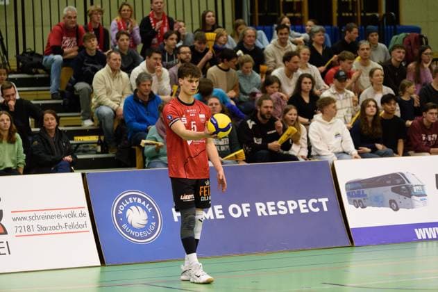 David Dornauf (TV Rottenburg, 05) bereit zum Aufschlag vor voller Kulisse TV Rottenburg vs. TuS Kriftel, Volleyball, 2. Bundesliga Sued, 10. Spieltag, Saison 2024 2025, 07.12.2024, TV Rottenburg vs. TuS Kriftel, Volleyball, 2. Bundesliga Sued, 10. Spieltag, Saison 2024 2025, 07.12.2024 Rottenburg Copyright: xEibner-Pressefoto RalphxKunzex EP_RKE