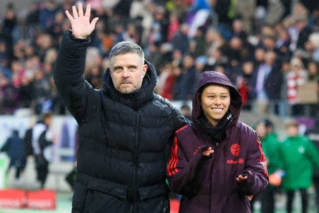 Essen, Deutschland 07. Dezember 2024: 1. BL - Frauen - 2024 2025 - SGS Essen vs. FC Bayern München Im Bild: v.li. Cheftrainer Alexander Straus (FCB) und Ana Maria Guzman (FCB) DFB regulations prohibit any use of photographs as image sequences and or quasi-video Stadion an der Hafenstraße Nordrhein Westfalen Copyright: xFotostandx xFantinix