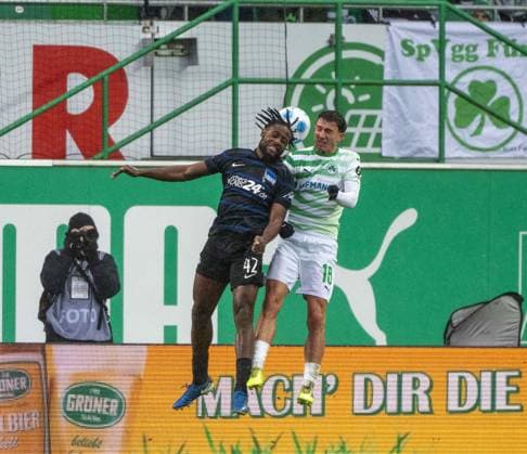 Fußball, Herren, Saison 2024 2025, 2. Bundesliga (15. Spieltag), SpVgg Greuther Fürth - Hertha BSC (2:1), v. l. Deyovaisio Zeefuik (Hertha BSC), Marco Meyerhöfer (Greuther Fürth), 07.12. 2024,