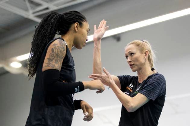 1. Volleyball Bundesliga Frauen: Schwarz-Weiss Erfurt vs. Ladies in Black Aachen; Erfurt; 07.12.2024 Mareike Hindriksen (Trainer; Ladies in Black Aachen) und Serena Bruin ( 1; Ladies in Black Aachen) 1. Volleyball Bundesliga Frauen: Schwarz-Weiss Erfurt vs. Ladies in Black Aachent; Riethsporthalle Erfurt; 07.12.2024 Copyright: xBEAUTIFULxSPORTS Duehringx