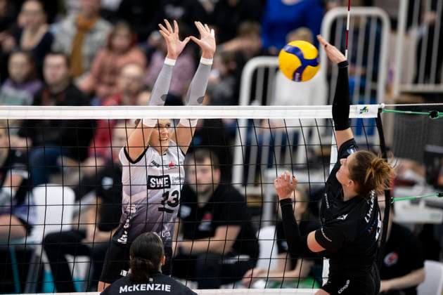 1. Volleyball Bundesliga Frauen: Schwarz-Weiss Erfurt vs. Ladies in Black Aachen; Erfurt; 07.12.2024 Lara Alyssa Darowski ( 13; Schwarz-Weiss Erfurt) gegen Hyke Lyklema ( 4; Ladies in Black Aachen) 1. Volleyball Bundesliga Frauen: Schwarz-Weiss Erfurt vs. Ladies in Black Aachent; Riethsporthalle Erfurt; 07.12.2024 Copyright: xBEAUTIFULxSPORTS Duehringx