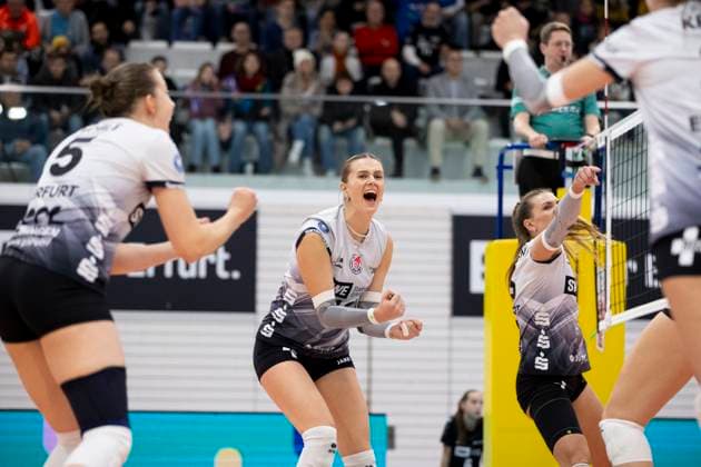 1. Volleyball Bundesliga Frauen: Schwarz-Weiss Erfurt vs. Ladies in Black Aachen; Erfurt; 07.12.2024 Lara Alyssa Darowski ( 13; Schwarz-Weiss Erfurt) und Mannschaft 1. Volleyball Bundesliga Frauen: Schwarz-Weiss Erfurt vs. Ladies in Black Aachent; Riethsporthalle Erfurt; 07.12.2024 Copyright: xBEAUTIFULxSPORTS Duehringx