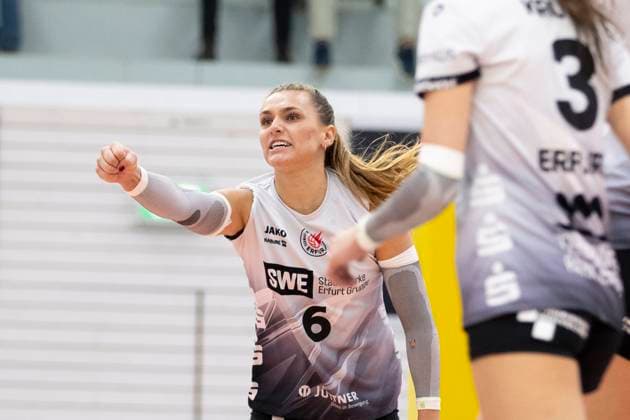 1. Volleyball Bundesliga Frauen: Schwarz-Weiss Erfurt vs. Ladies in Black Aachen; Erfurt; 07.12.2024 Jubel, Kira Thomsen ( 6; Schwarz-Weiss Erfurt) und Mannschaft 1. Volleyball Bundesliga Frauen: Schwarz-Weiss Erfurt vs. Ladies in Black Aachent; Riethsporthalle Erfurt; 07.12.2024 Copyright: xBEAUTIFULxSPORTS Duehringx