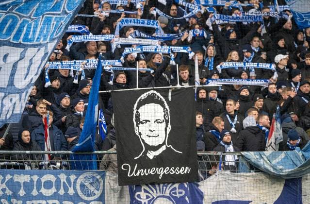 Fußball, Herren, Saison 2024 2025, 2. Bundesliga (15. Spieltag), SpVgg Greuther Fürth - Hertha BSC, Gästeblock, Fans von Hertha erinnern an den verstorbenen Präsidenten Kay Bernstein, 07.12. 2024,