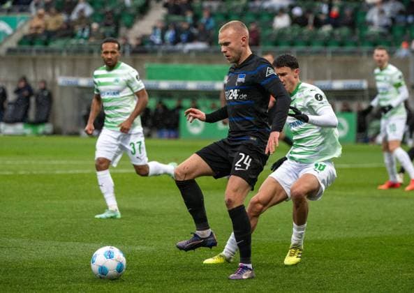 Fußball, Herren, Saison 2024 2025, 2. Bundesliga (15. Spieltag), SpVgg Greuther Fürth - Hertha BSC (2:1), v. l. Julien Green (Greuther Fürth), Jon Dagur Thorsteinsson (Hertha BSC), Marco Meyerhöfer (Greuther Fürth), 07.12. 2024,