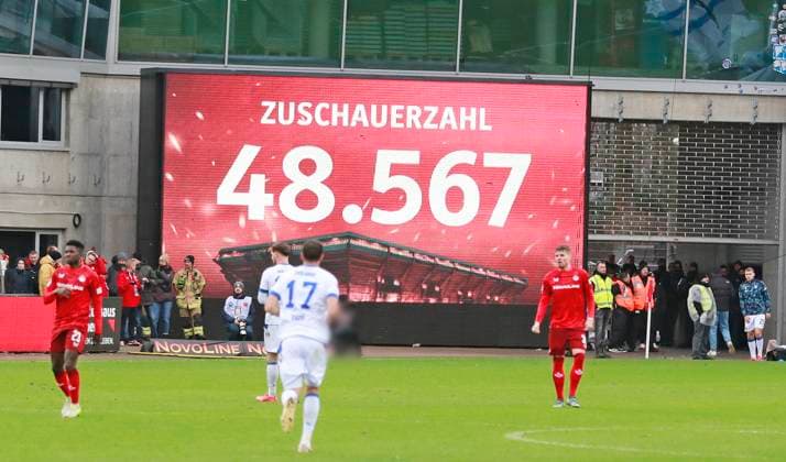07.12.2024, xmohx, Fussball 2.Bundesliga, 1.FC Kaiserslautern - Karlsruher SC emspor, v.l. Zuschauerzahl (DFL DFB REGULATIONS PROHIBIT ANY USE OF PHOTOGRAPHS as IMAGE SEQUENCES and or QUASI-VIDEO) Kaiserslautern