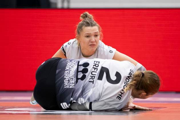 1. Volleyball Bundesliga Frauen: Schwarz-Weiss Erfurt vs. Ladies in Black Aachen; Erfurt; 07.12.2024 Elizabeth Sandbothe ( 2; Schwarz-Weiss Erfurt) und Kaylee Oscarson ( 18; Schwarz-Weiss Erfurt) (dahinter) 1. Volleyball Bundesliga Frauen: Schwarz-Weiss Erfurt vs. Ladies in Black Aachent; Riethsporthalle Erfurt; 07.12.2024 Copyright: xBEAUTIFULxSPORTS Duehringx