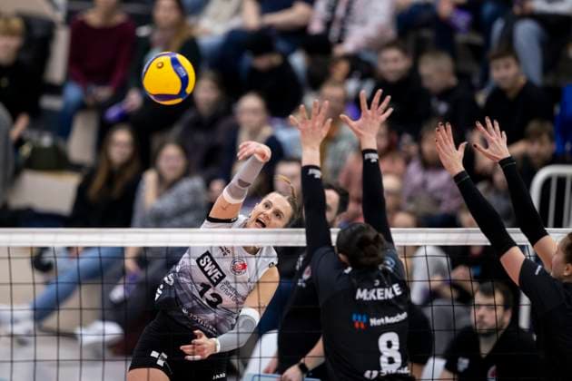 1. Volleyball Bundesliga Frauen: Schwarz-Weiss Erfurt vs. Ladies in Black Aachen; Erfurt; 07.12.2024 Lara Alyssa Darowski ( 13; Schwarz-Weiss Erfurt) gegen Cara McKenzie ( 8; Ladies in Black Aachen) und Hyke Lyklema ( 4; Ladies in Black Aachen) (rechts) 1. Volleyball Bundesliga Frauen: Schwarz-Weiss Erfurt vs. Ladies in Black Aachent; Riethsporthalle Erfurt; 07.12.2024 Copyright: xBEAUTIFULxSPORTS Duehringx