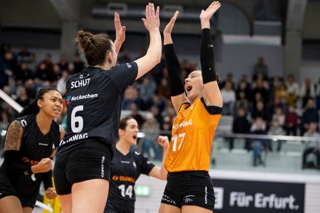 1. Volleyball Bundesliga Frauen: Schwarz-Weiss Erfurt vs. Ladies in Black Aachen; Erfurt; 07.12.2024 Susan Schut ( 6; Ladies in Black Aachen) und Kacey Jost ( 17; Ladies in Black Aachen) 1. Volleyball Bundesliga Frauen: Schwarz-Weiss Erfurt vs. Ladies in Black Aachent; Riethsporthalle Erfurt; 07.12.2024 Copyright: xBEAUTIFULxSPORTS Duehringx