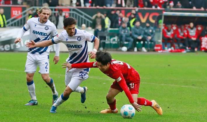 07.12.2024, xmohx, Fussball 2.Bundesliga, 1.FC Kaiserslautern - Karlsruher SC emspor, v.l. Sebastian Jung und Enes Zengin (Karlsruhe), Daisuke Yokota (Kaiserslautern) (DFL DFB REGULATIONS PROHIBIT ANY USE OF PHOTOGRAPHS as IMAGE SEQUENCES and or QUASI-VIDEO) Kaiserslautern