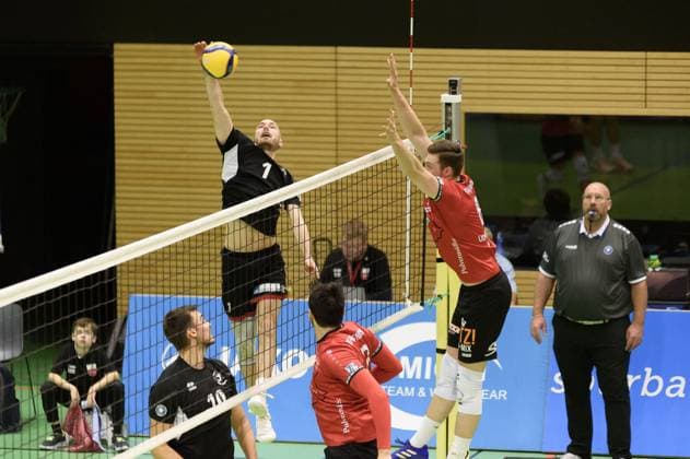 Sebastian Ruhm (TuS Kriftel, 01) im Angriff, gegen Niklas Lichtenauer (TV Rottenburg, 08), Philip Buechi (TuS Kriftel, 10) und Yannick Menke (TV Rottenburg, 12) schauen zu TV Rottenburg vs. TuS Kriftel, Volleyball, 2. Bundesliga Sued, 10. Spieltag, Saison 2024 2025, 07.12.2024, TV Rottenburg vs. TuS Kriftel, Volleyball, 2. Bundesliga Sued, 10. Spieltag, Saison 2024 2025, 07.12.2024 Rottenburg Copyright: xEibner-Pressefoto RalphxKunzex EP_RKE