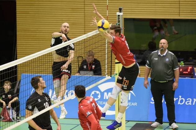 Sebastian Ruhm (TuS Kriftel, 01) ueberwindet den Einzelblock von Niklas Lichtenauer (TV Rottenburg, 08) TV Rottenburg vs. TuS Kriftel, Volleyball, 2. Bundesliga Sued, 10. Spieltag, Saison 2024 2025, 07.12.2024, TV Rottenburg vs. TuS Kriftel, Volleyball, 2. Bundesliga Sued, 10. Spieltag, Saison 2024 2025, 07.12.2024 Rottenburg Copyright: xEibner-Pressefoto RalphxKunzex EP_RKE