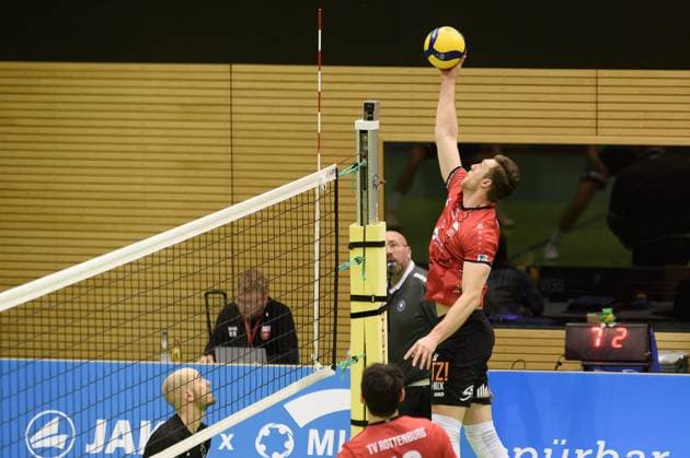 Niklas Lichtenauer (TV Rottenburg, 08) legt den Ball ueber das Netz TV Rottenburg vs. TuS Kriftel, Volleyball, 2. Bundesliga Sued, 10. Spieltag, Saison 2024 2025, 07.12.2024, TV Rottenburg vs. TuS Kriftel, Volleyball, 2. Bundesliga Sued, 10. Spieltag, Saison 2024 2025, 07.12.2024 Rottenburg Copyright: xEibner-Pressefoto RalphxKunzex EP_RKE