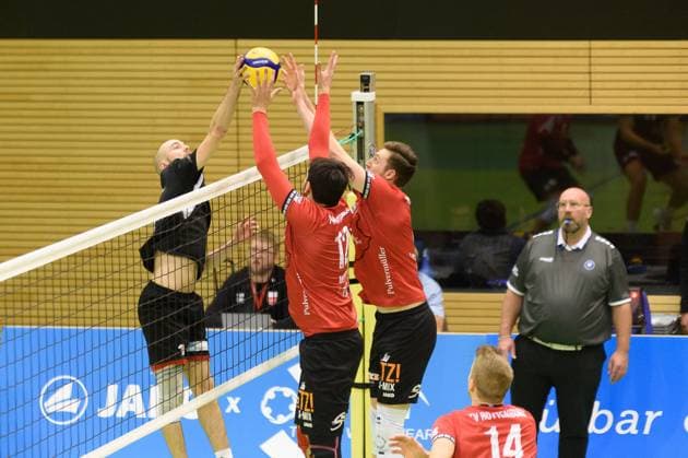 Kampf am Netz, Sebastian Ruhm (TuS Kriftel, 01) gegen Yannick Menke (TV Rottenburg, 12) und Niklas Lichtenauer (TV Rottenburg, 08) TV Rottenburg vs. TuS Kriftel, Volleyball, 2. Bundesliga Sued, 10. Spieltag, Saison 2024 2025, 07.12.2024, TV Rottenburg vs. TuS Kriftel, Volleyball, 2. Bundesliga Sued, 10. Spieltag, Saison 2024 2025, 07.12.2024 Rottenburg Copyright: xEibner-Pressefoto RalphxKunzex EP_RKE