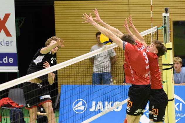 Thoralf Schmelzer (TuS Kriftel, 05) schlaegt den Rottenburger Block an, Jan Huber (TV Rottenburg, 03), Aurel Sprenger (TV Rottenburg, 17) TV Rottenburg vs. TuS Kriftel, Volleyball, 2. Bundesliga Sued, 10. Spieltag, Saison 2024 2025, 07.12.2024, TV Rottenburg vs. TuS Kriftel, Volleyball, 2. Bundesliga Sued, 10. Spieltag, Saison 2024 2025, 07.12.2024 Rottenburg Copyright: xEibner-Pressefoto RalphxKunzex EP_RKE