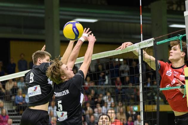 David Dornauf (TV Rottenburg, 05) ueberwindet den Block aus Hendrik Jung (TuS Kriftel, 09) und Thoralf Schmelzer (TuS Kriftel, 05) TV Rottenburg vs. TuS Kriftel, Volleyball, 2. Bundesliga Sued, 10. Spieltag, Saison 2024 2025, 07.12.2024, TV Rottenburg vs. TuS Kriftel, Volleyball, 2. Bundesliga Sued, 10. Spieltag, Saison 2024 2025, 07.12.2024 Rottenburg Copyright: xEibner-Pressefoto RalphxKunzex EP_RKE