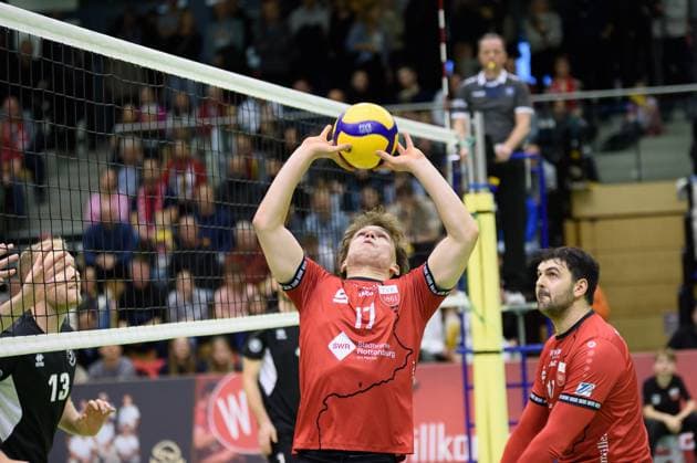 Aurel Sprenger (TV Rottenburg, 17), dahinter Yannick Menke (TV Rottenburg, 12) TV Rottenburg vs. TuS Kriftel, Volleyball, 2. Bundesliga Sued, 10. Spieltag, Saison 2024 2025, 07.12.2024, TV Rottenburg vs. TuS Kriftel, Volleyball, 2. Bundesliga Sued, 10. Spieltag, Saison 2024 2025, 07.12.2024 Rottenburg Copyright: xEibner-Pressefoto RalphxKunzex EP_RKE