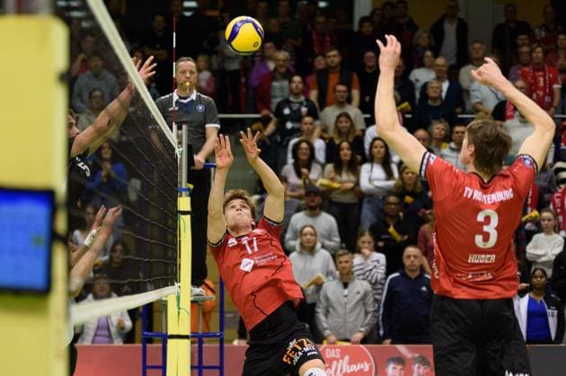 Aurel Sprenger (TV Rottenburg, 17) stellt den Ball fuer Jan Huber (TV Rottenburg, 03) TV Rottenburg vs. TuS Kriftel, Volleyball, 2. Bundesliga Sued, 10. Spieltag, Saison 2024 2025, 07.12.2024, TV Rottenburg vs. TuS Kriftel, Volleyball, 2. Bundesliga Sued, 10. Spieltag, Saison 2024 2025, 07.12.2024 Rottenburg Copyright: xEibner-Pressefoto RalphxKunzex EP_RKE
