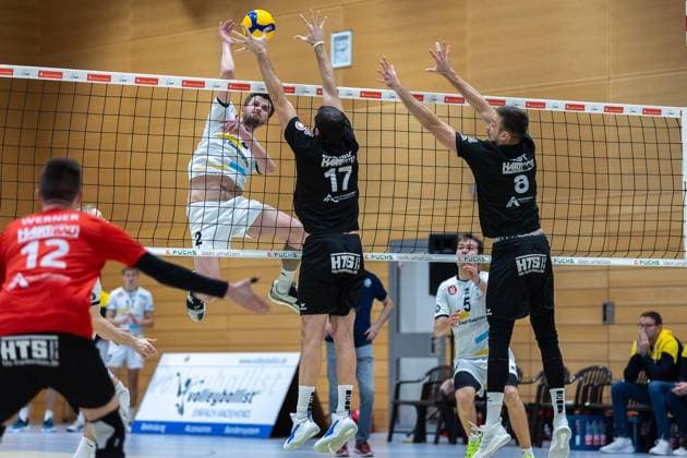 Mariusz Wacek (SV Schwaig, 02), Gavra Meduric (CERATONIA Volleys Eltmann, 17), Jannis Hopt (CERATONIA Volleys Eltmann, 08), SV Schwaig Volleyball - CERATONIA Volleys Eltmann, Volleyball, 2. Bundesliga Sued, 8. Spieltag, 07.12.2024 SV Schwaig Volleyball - CERATONIA Volleys Eltmann, Volleyball, 2. Bundesliga Sued, 8. Spieltag, 07.12.2024 Schwaig Copyright: xEibner-Pressefoto G.xSantemizx EP_GSZ