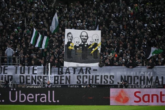 Fanprotest der Gladbacher Fans gegen die Abstimmung des DFB für die Fußball-WM 2034 in Saudi-Arabien 07.12.2024, Fussball 1. Bundesliga, 13. Spieltag, Saison 2024 2025 Borussia Mönchengladbach - Borussia Dortmund 1:1 Moenchengladbach Borussia Park Nordrhein Westfalen Deutschland