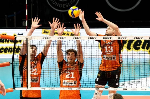 DEU, DVV, 1.VBL, BR Volleys vs. Lueneburg, 07.12.2024, Max-Schmeling-Halle, Berlin, DEU, DVV, 1.VBL, BR Volleys vs. Lueneburg, im Bild Block, abgeblockt, Jake Hanes (BR Volleys 22), Tobias Krick (BR Volleys 21), Ruben Schott (BR Volleys 13) Foto: Juergen Engler nordphoto GmbH