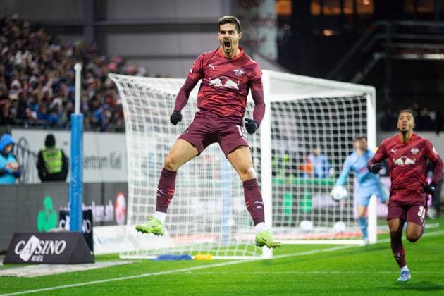 Fußball I Herren I Saison 2024-2025 I Bundesliga I 13. Spieltag I Holstein Kiel - RB Leipzig I 07.12.2024 Andre Silva (19, RB Leibzig) jubelt zum Tor. Kiel Holstein-Stadion Schleswig-Holstein Deutschland Copyright: xLobecax xHenningxRohlfsx