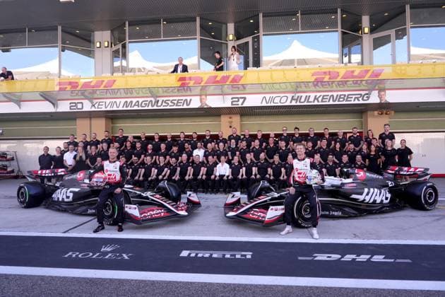 Formula 1 Etihad Airways Abu Dhabi Grand Prix 2024 08.12.2024, Yas Marina Circuit, Abu Dhabi, Formula 1 Etihad Airways Abu Dhabi Grand Prix 2024 , im Bild Mannschaftsfoto vom MoneyGram Haas F1 Team mit Kevin Magnussen (DNK), MoneyGram Haas F1 Team und Nico Hülkenberg (DEU), MoneyGram Haas F1 Team