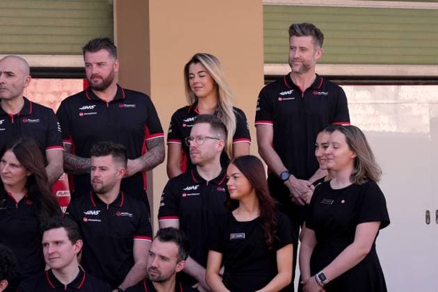 Formula 1 Etihad Airways Abu Dhabi Grand Prix 2024 08.12.2024, Yas Marina Circuit, Abu Dhabi, Formula 1 Etihad Airways Abu Dhabi Grand Prix 2024 , im Bild Mannschaftsfoto vom MoneyGram Haas F1 Team mit Kevin Magnussen (DNK), MoneyGram Haas F1 Team und Nico Hülkenberg (DEU), MoneyGram Haas F1 Team