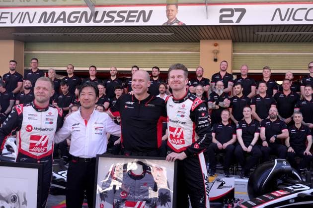 Formula 1 Etihad Airways Abu Dhabi Grand Prix 2024 08.12.2024, Yas Marina Circuit, Abu Dhabi, Formula 1 Etihad Airways Abu Dhabi Grand Prix 2024 , im Bild Mannschaftsfoto vom MoneyGram Haas F1 Team mit Kevin Magnussen (DNK), MoneyGram Haas F1 Team und Nico Hülkenberg (DEU), MoneyGram Haas F1 Team