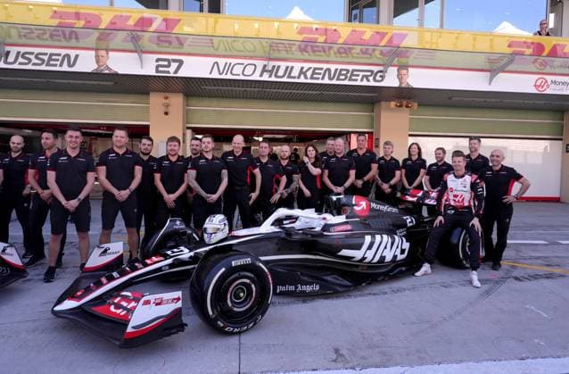 Formula 1 Etihad Airways Abu Dhabi Grand Prix 2024 08.12.2024, Yas Marina Circuit, Abu Dhabi, Formula 1 Etihad Airways Abu Dhabi Grand Prix 2024 , im Bild Mannschaftsfoto vom MoneyGram Haas F1 Team mit Kevin Magnussen (DNK), MoneyGram Haas F1 Team und Nico Hülkenberg (DEU), MoneyGram Haas F1 Team