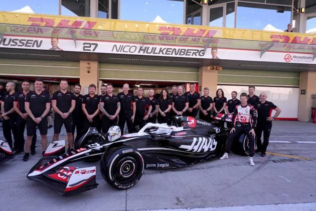 Formula 1 Etihad Airways Abu Dhabi Grand Prix 2024 08.12.2024, Yas Marina Circuit, Abu Dhabi, Formula 1 Etihad Airways Abu Dhabi Grand Prix 2024 , im Bild Mannschaftsfoto vom MoneyGram Haas F1 Team mit Kevin Magnussen (DNK), MoneyGram Haas F1 Team und Nico Hülkenberg (DEU), MoneyGram Haas F1 Team