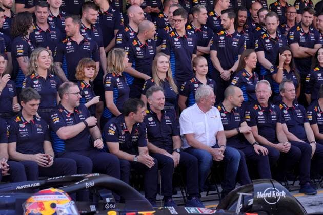 Formula 1 Etihad Airways Abu Dhabi Grand Prix 2024 08.12.2024, Yas Marina Circuit, Abu Dhabi, Formula 1 Etihad Airways Abu Dhabi Grand Prix 2024 , im Bild Mannschaftsfoto von Oracle Red Bull Racing mit Max Verstappen (NLD), Oracle Red Bull Racing und Sergio Perez (MEX), Oracle Red Bull Racing